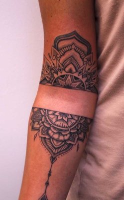  Tatouage maori, polynésien en deux parties au milieu du bras